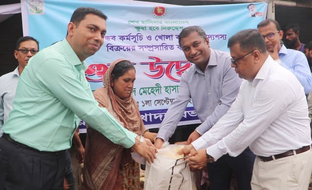 নওগাঁয় ১৫ টাকা কেজিতে চাল পাচ্ছে ১ লাখ ১৯ হাজার পরিবার