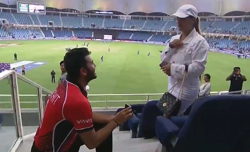 ক্রিকেট গ্যালারীতে বিয়ের প্রস্তাব দিল ক্রিকেটার ! মিলল সায়