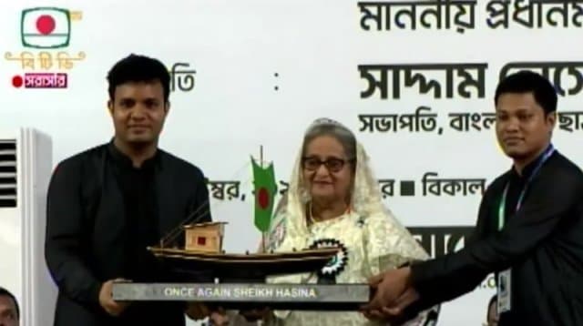 শেখ হাসিনাকে স্মারক উপহার দিলো ছাত্রলীগ