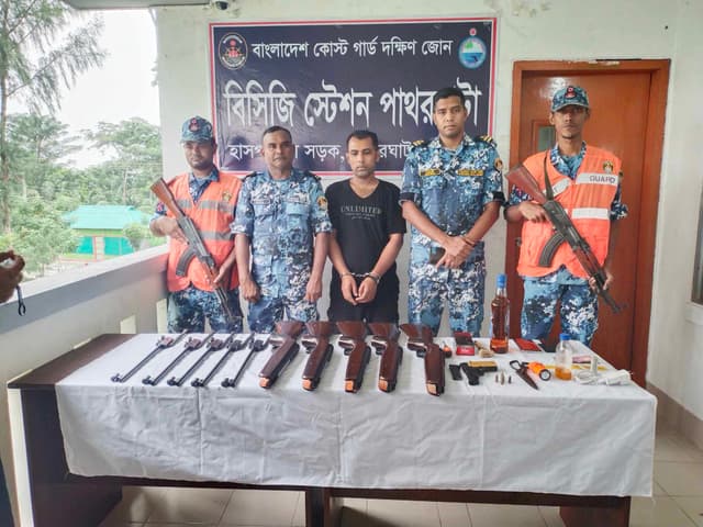 পাথরঘাটায় ৬ টি আগ্নেয়াস্ত্র ও গোলাবারুদসহ যুবক আটক