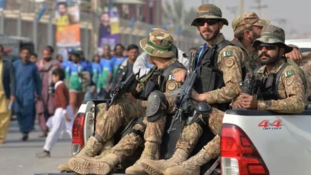 আত্মঘাতী বোমা হামলায় ৯ পাকিস্তানি সেনা নিহত