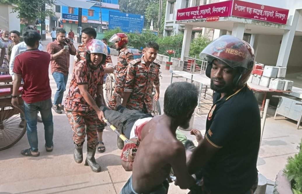 ঘোড়াঘাটে দাঁড়িয়ে থাকা ট্রাকের পেছনে অ্যাম্বুলন্সের ধাক্কায় নিহত-১