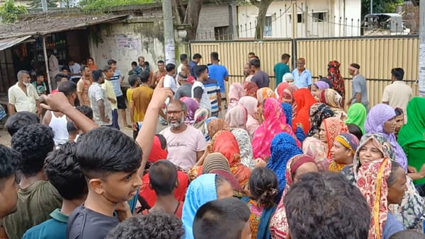 নওগাঁয় বিদ্যুৎস্পৃষ্ট হয়ে শিশুর মৃত্যু, এলাকাবাসীর বিক্ষোভ