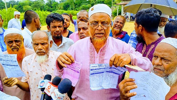 গ্রাহকদের ২০ কোটি টাকা আত্মসাৎ করে ব্রিকফিল্ড বিক্রির পায়তারা, মানববন্ধন