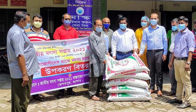 কেশবপুরে মৎস্য চাষের উপকরণ বিতরণ