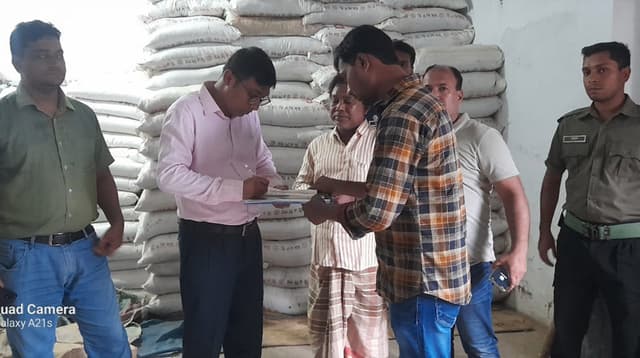 নওগাঁয় দুই ডিলারের গোডাউনে থেকে ৭৩৩৬ বস্তা সার উদ্ধার