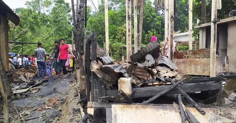 কালকিনিতে দুর্বৃত্তের দেয়া অগ্নিসংযোগে ৭টি ঘর পুড়ে ছাই