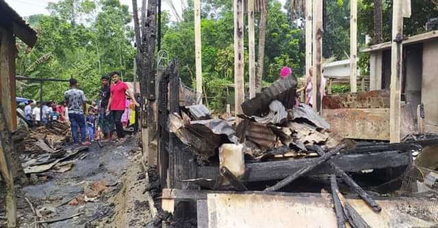 কালকিনিতে দুর্বৃত্তের দেয়া অগ্নিসংযোগে ৭টি ঘর পুড়ে ছাই