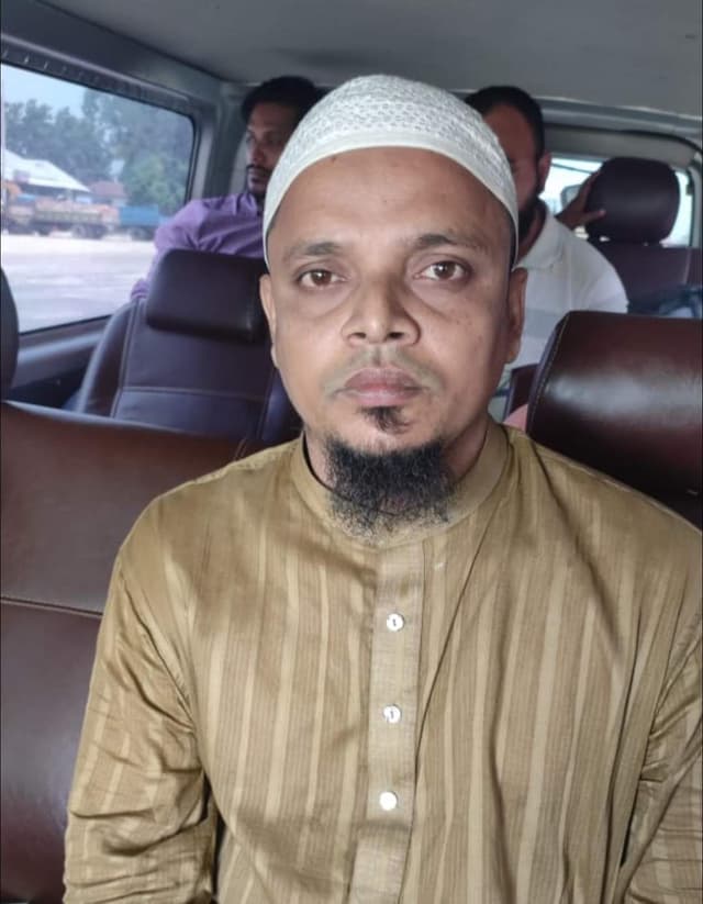 পুলিশের মৃত্যুতে ‘আলহামদুলিল্লাহ’ বলে গ্রেফতার হলেন মাদ্রাসাশিক্ষক!