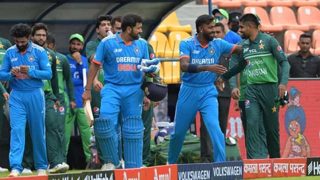 বৃষ্টিতে পরিত্যক্তই হয়ে গেলো ভারত-পাকিস্তান ম্যাচ