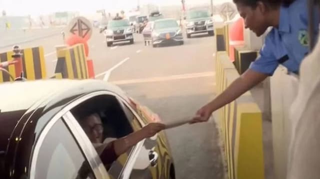 এক্সপ্রেসওয়েতে প্রথম টোল দিলেন শেখ হাসিনা