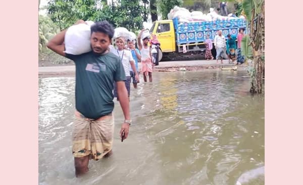 মঠবাড়িয়ার স্বেচ্ছাসেবী ফোরামের উদ্যোগে বন্যার্তদের সহায়তা