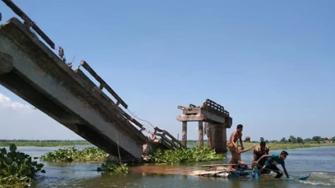 নৌকার ধাক্কায় ভেঙে গেল সেতু!