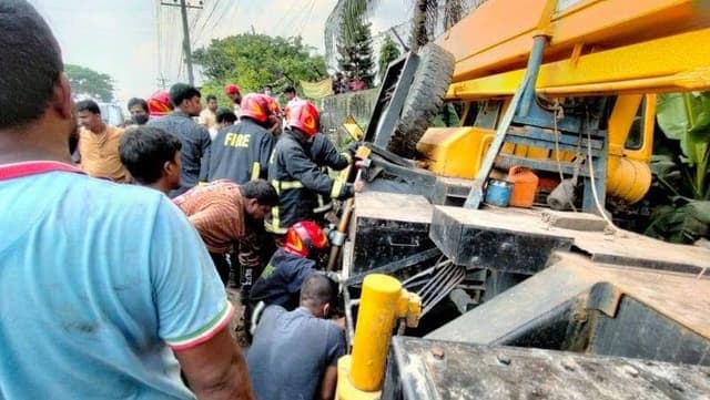 অবশেষে উদ্ধার হলো ক্রেনের নিচে চাপা পড়া যাত্রীসহ রিকশা