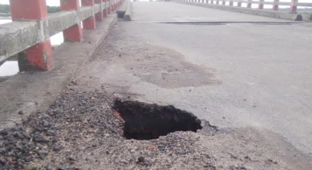 আশাশুনিতে ব্রীজের একপাশে আবারও ভাঙ্গন