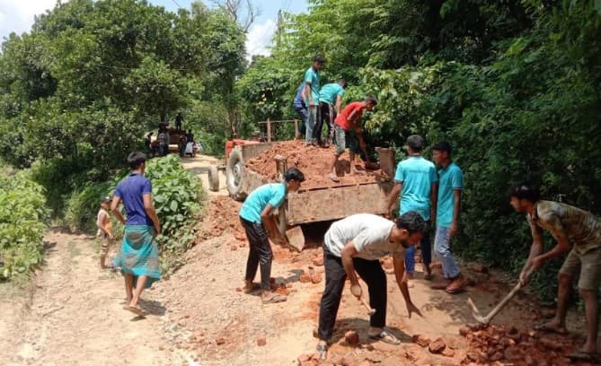 দেবীদ্বারে স্বেচ্ছাশ্রমে সড়ক সংস্কার করলো নবজাগরণ সংঘ