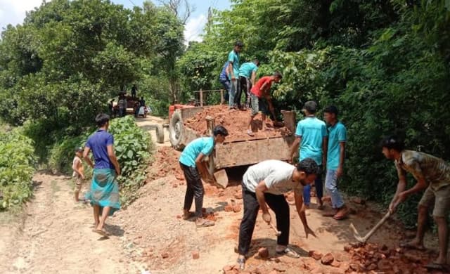 দেবীদ্বারে স্বেচ্ছাশ্রমে সড়ক সংস্কার করলো নবজাগরণ সংঘ