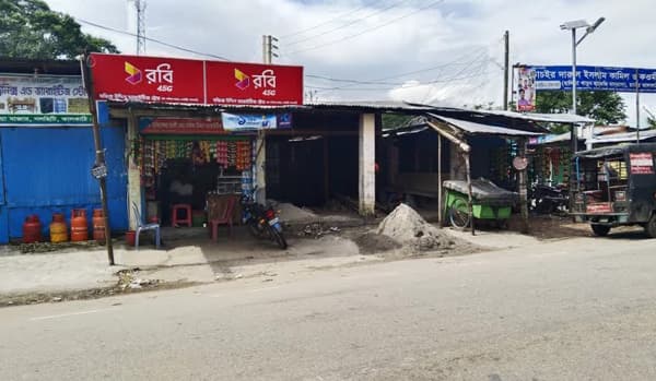 ঝালকাঠিতে যাত্রী ছাউনি ভেঙে সরকারি জায়গায় স্বেচ্ছাসেবক দলের অফিস