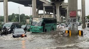 ভোর থেকে ঢাকায় ঝুম বৃষ্টি, মানুষের দুর্ভোগ