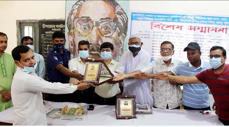 ধামইরহাটে সাংবাদিক এমএ মালেক ও আবু মুছা স্বপনকে বিশেষ সম্মাননা