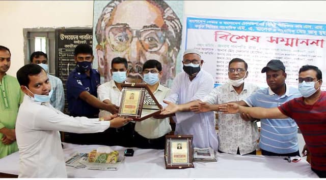 ধামইরহাটে সাংবাদিক এমএ মালেক ও আবু মুছা স্বপনকে বিশেষ সম্মাননা