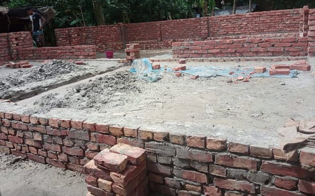 কালকিনিতে আদালতের নিষেধাজ্ঞা অমান্য করে ঘর নির্মাণের অভিযোগ