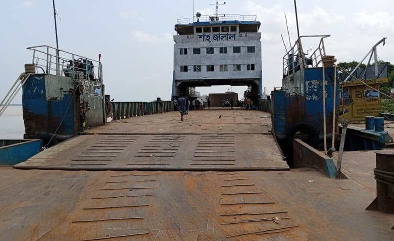 দৌলতদিয়া ফেরিঘাট এখন ফাঁকা ময়দান, গাড়ির জন্য ফেরির অপেক্ষা