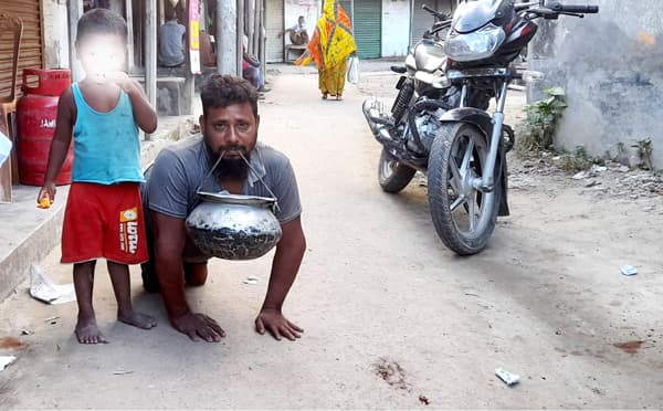 মুখে মাছের পাতিল বহন করে বাজারে বিক্রি করেন প্রতিবন্ধী লিটন!