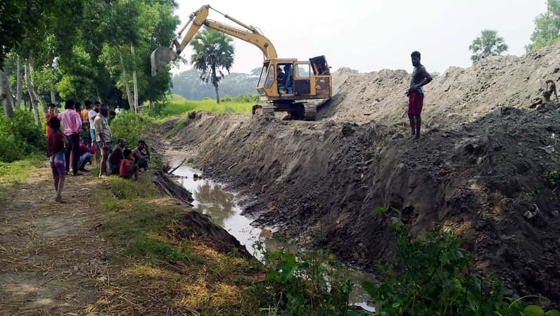 কৃষকদের প্রতিবাদে শতবছরের খাল অবমুক্ত