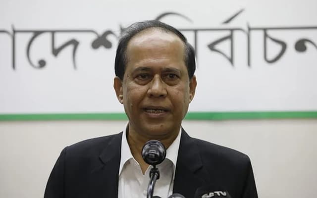 আমরা কাউকে ধরে-বেঁধে নির্বাচনে আনব না : সিইসি