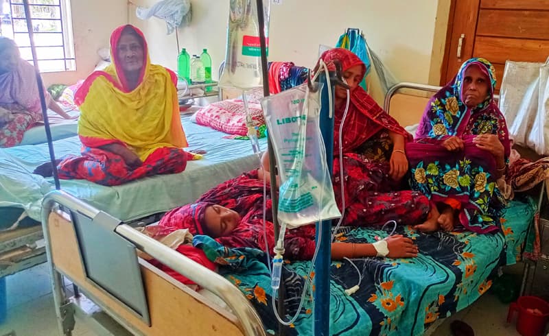 কাউখালী হাসপাতালে এক সিটে চিকিৎসা নিচ্ছে দুইজন রোগী !