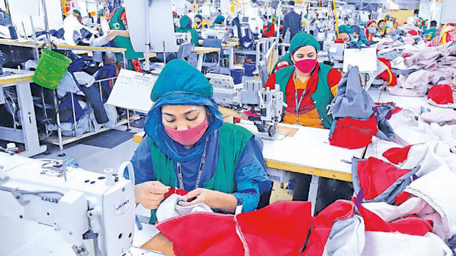 অস্থিরতা দূর করে কর্মস্থলে ফিরছেন পোশাক শ্রমিকরা