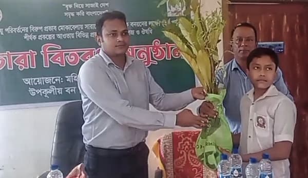 কলাপাড়ায় গাছের চারা পেয়ে উচ্ছ্বসিত শিক্ষার্থীরা
