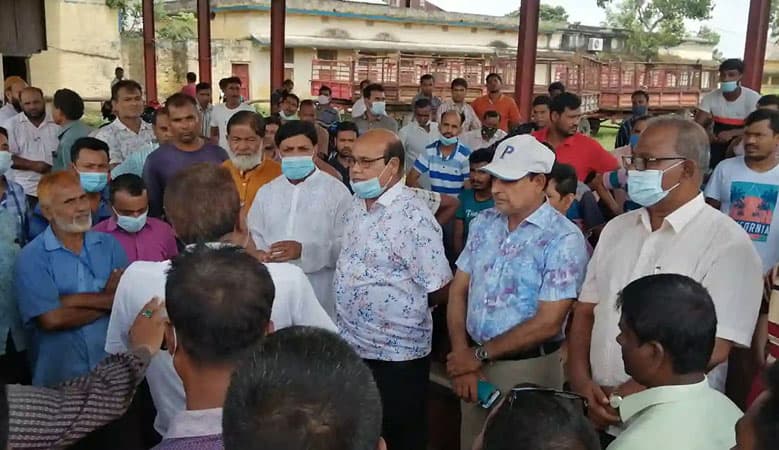 নাটোরে শ্রমিক কর্মচারী ছাঁটাইয়ের প্রতিবাদে বিক্ষোভ