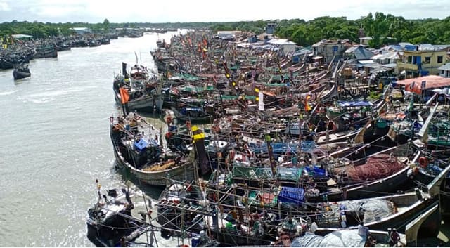 উত্তাল সাগর, ঘাটে ফিরেছে জেলেরা