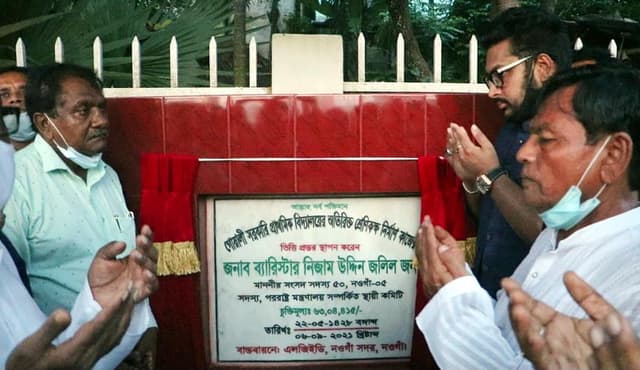 নওগাঁয় প্রাথমিক বিদ্যালয়ের নির্মাণ কাজের উদ্বোধন