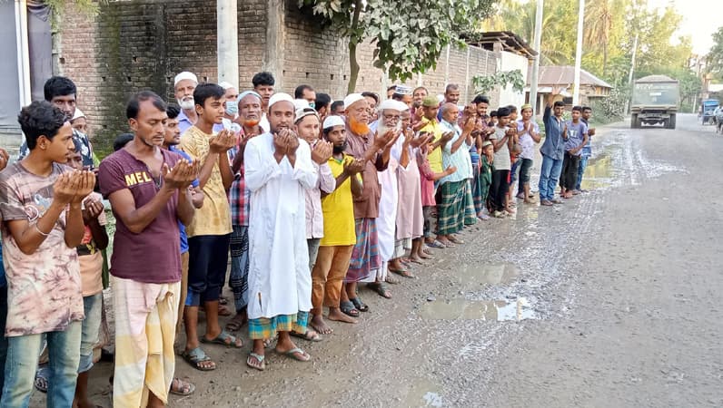 পাঁচবিবিতে দুর্ঘটনাকবলিত এলাকায় এলাকাবাসীর ব্যতিক্রমী দোয়া
