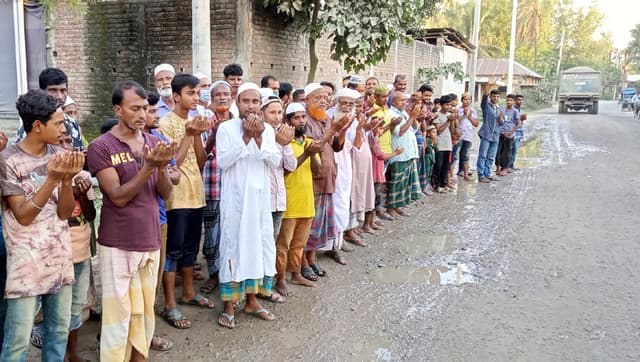 পাঁচবিবিতে দুর্ঘটনাকবলিত এলাকায় এলাকাবাসীর ব্যতিক্রমী দোয়া