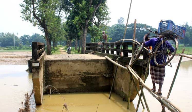 সেতুতে উঠতে লাগে বাঁশের সাঁকো!