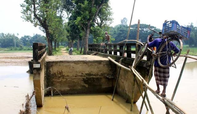 সেতুতে উঠতে লাগে বাঁশের সাঁকো!