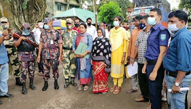 অনুপ্রবেশকারী ৩ ভারতীয় নাগরিক দেশে ফিরলেন