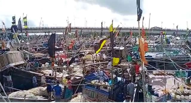 নিরাপদ আশ্রয়ে জেলেরা, অমাবস্যা ও লঘুচাপের প্রভাবে উত্তাল সমুদ্র