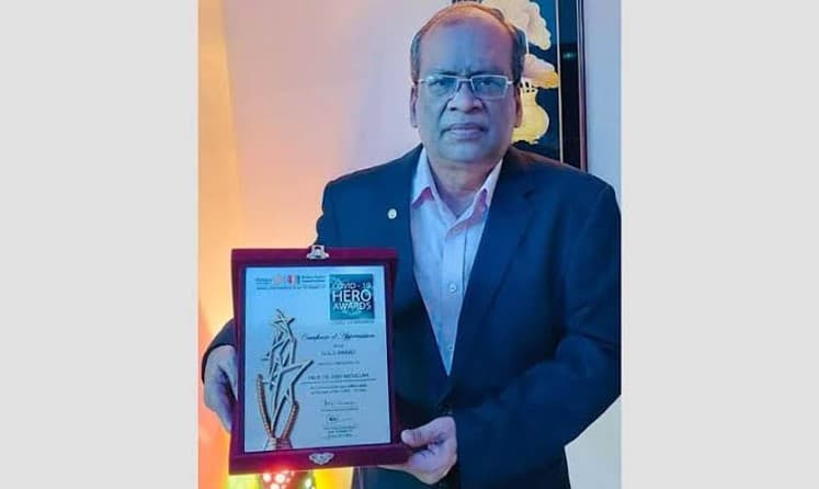 ‘কোভিড হিরো’ পুরস্কার পেলেন ডা. এ বি এম আবদুল্লাহ