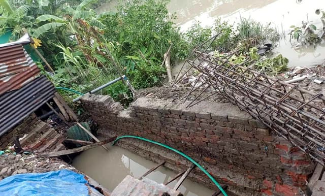 তালতলীতে খাল দখল করে ভবন নির্মাণ
