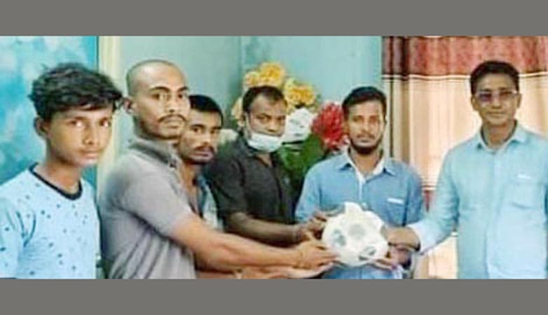 আশাশুনিতে ইউপি চেয়ারম্যানের ক্রীড়া সামগ্রী বিতরণ