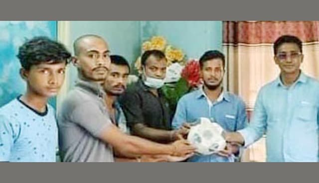 আশাশুনিতে ইউপি চেয়ারম্যানের ক্রীড়া সামগ্রী বিতরণ