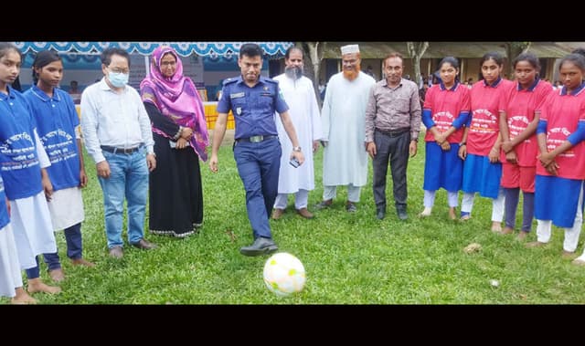 ধামইরহাটে বাল্য বিবাহ প্রতিরোধে ফুটবল প্রতিযোগিতা অনুষ্ঠিত