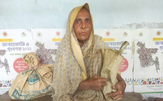 ৯০ বছর বয়সেও হয়নি বয়স্ক ভাতা, ঘর নেই থাকেন অন্যের দ্বারে দ্বারে