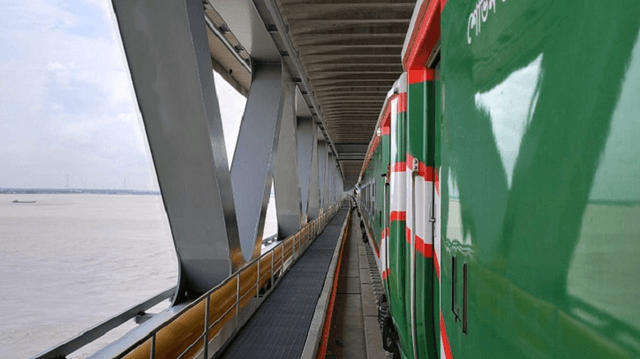 ৭ মিনিটে পদ্মা সেতু পাড়ি দিলো ট্রেন