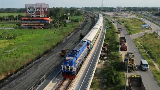 পদ্মা সেতু হয়ে ভাঙ্গার পথে প্রথম ট্রেন